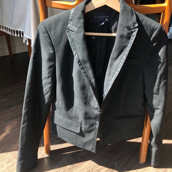 Banana Republic Jackets & Blazers - Banana republic cropped black blazer size 4